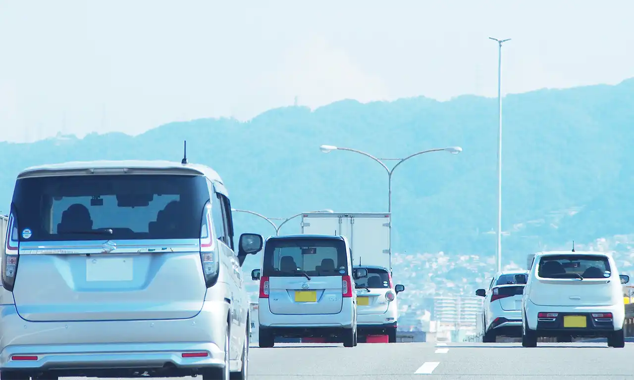 街の道路を走る車